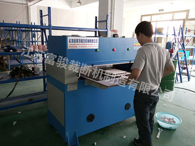 精密四柱裁断机下料机