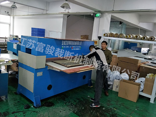 精密四柱裁断机下料机