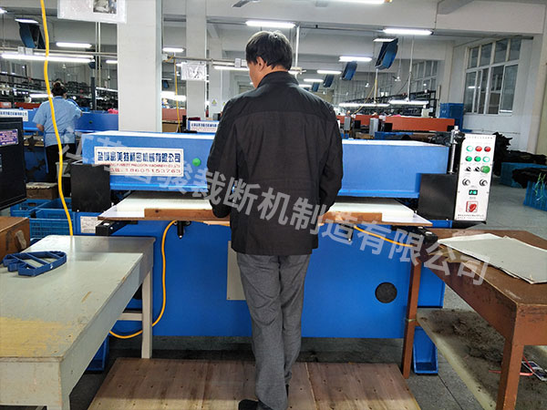 精密四柱裁断机下料机