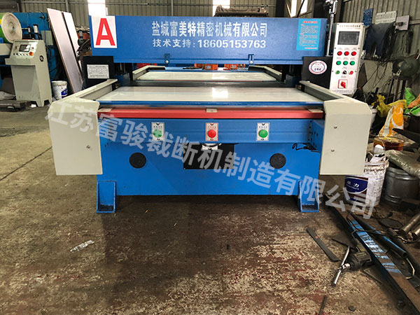 单双工位自动裁断机