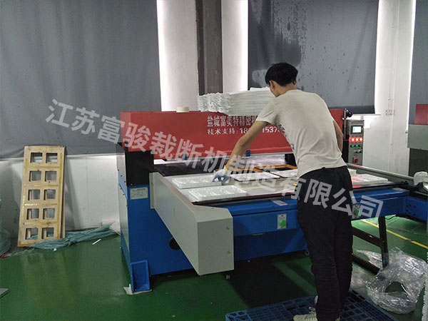 单双工位自动裁断机